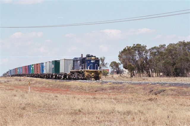 
4892 heading towards Nevertire on the Warren branch line near the Auscott
siding.
