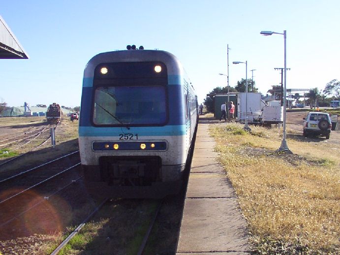 
The Sydney-bound Xplorer (from Moree) has paused for a moment at
Bellata to exchange staffs.
