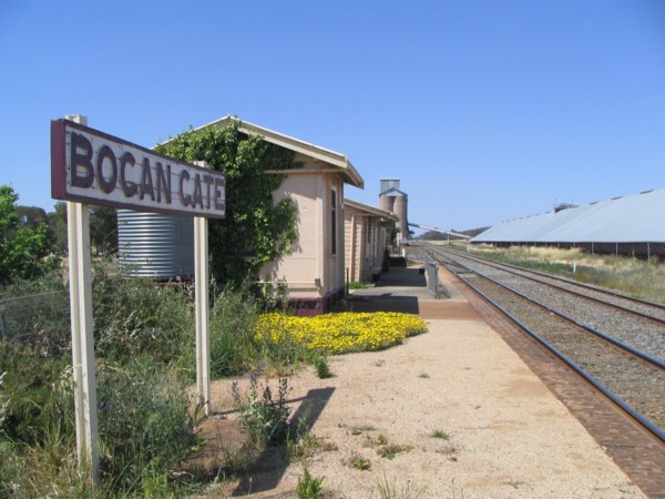 The platform view looking east towards Parkes.