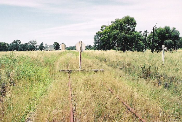 A close up of the stop block looking again in the up direction, with the 637km post adjacent.