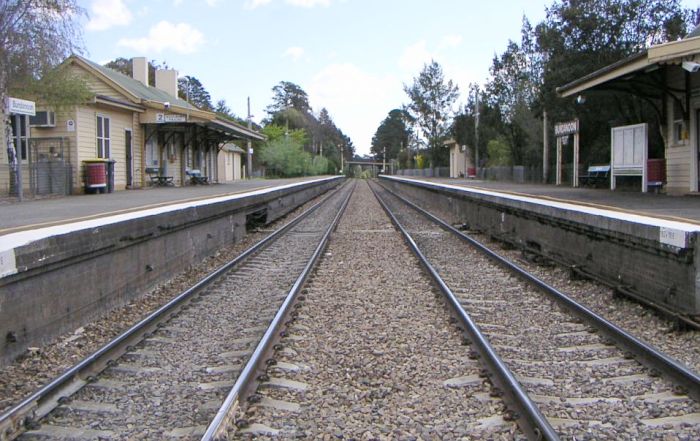 
The view looking down along the tracks between the two platforms, in the
direction of Goulburn.
