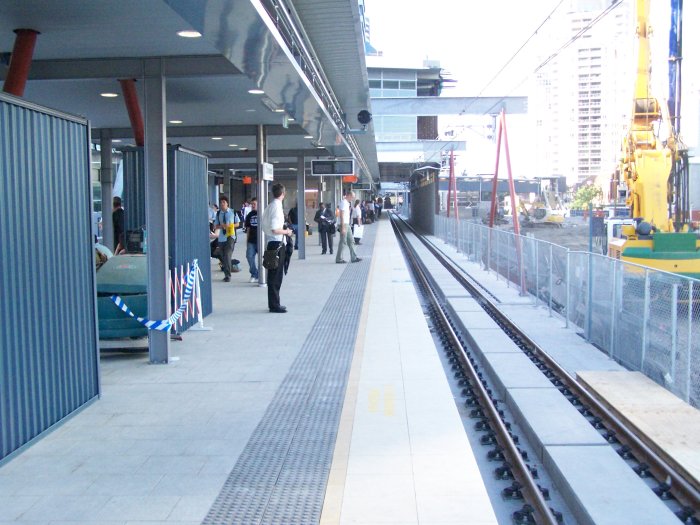 Looking north along Platform 1. The site of the other new island platform is at the right, where the temporary platforms stood until Sat 14 October 2006.