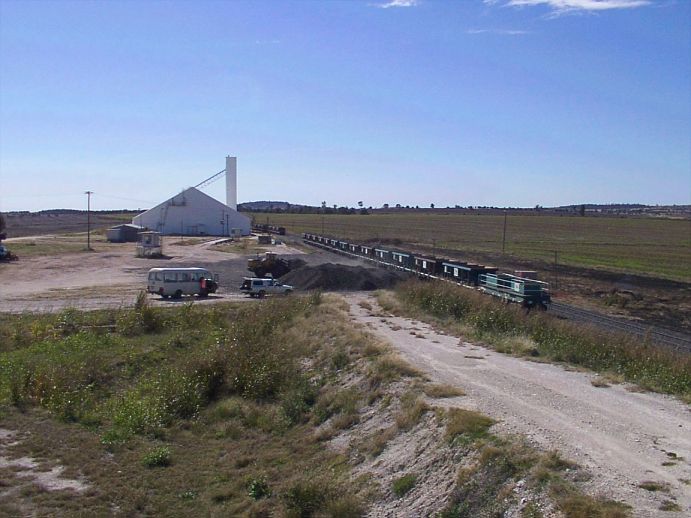 
A view of the wheat siding at Crooble.  The staff hut is just visible
behind the nearest wagon in the siding.
