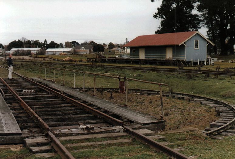 The turntable is still present.  In the background are the goods
shed and loading bank.
