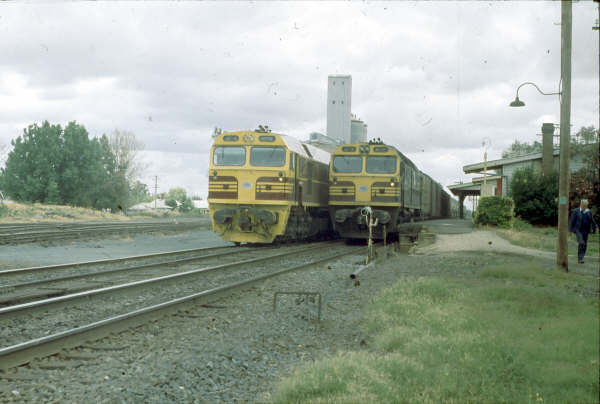 42220 sits in the loop on the down as 42217 thunders by and is about to exchange the staff on the automatic staff exchanger through the next section to Gerogery.