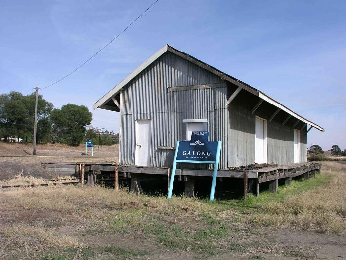 
One of the Countrylink signs has been remobed and is leaning up aginst the
goods shed.
