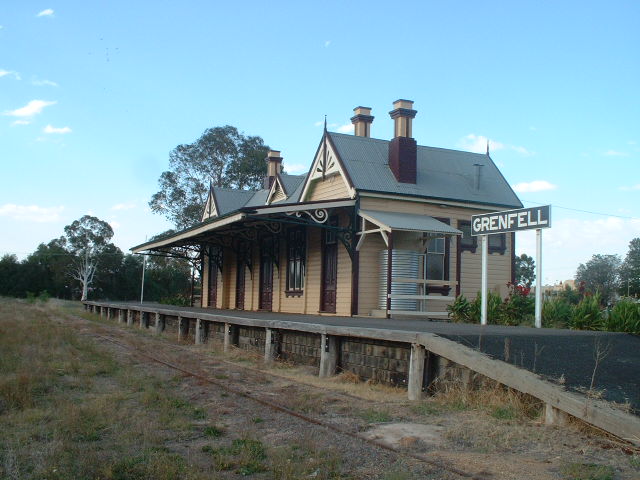 
The station has been repainted, new rainwater tanks installed at both ends
of the building, and the platform completely restored.
