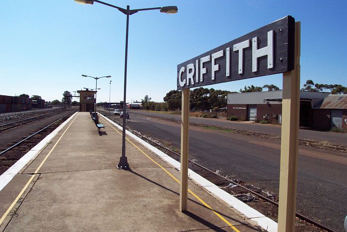 
The view along the platform looking back in the direction of Temora.  The
signal box is at the end of the platform.  The line behind the platform is
the Back Platform Road, which becomes the branch line to Yanco in the
distance.
