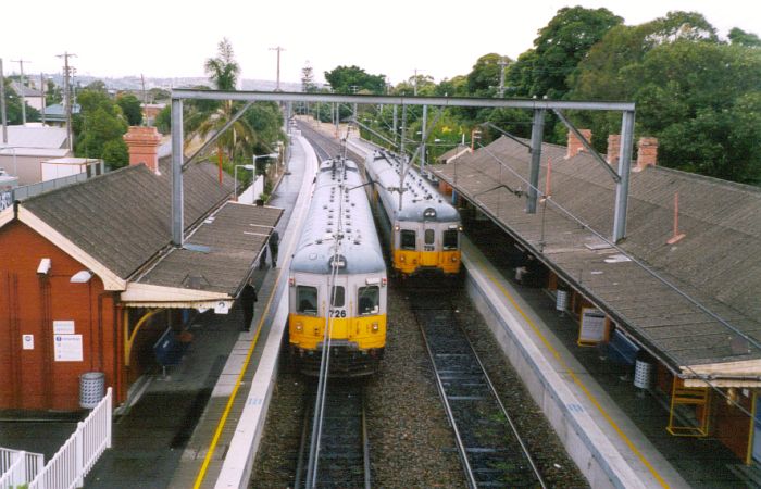 
Railcars 726 and 729 pass in opposite direction through the station.
