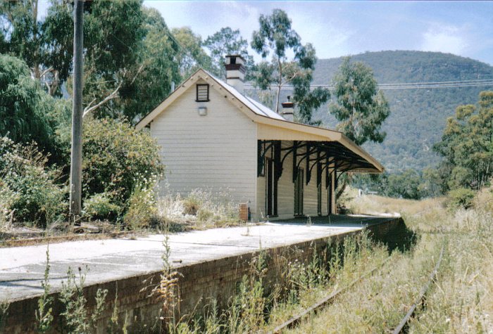 The view looking along the platform in the direction of Sydney.