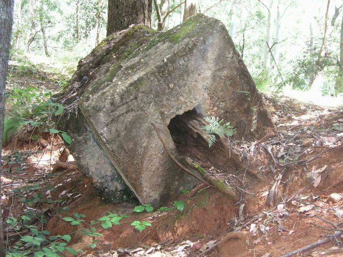 
A close-up of the signal base.
