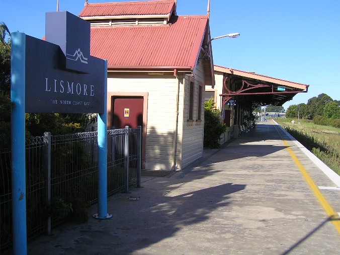 
The view looking west along the now-disused platform.
