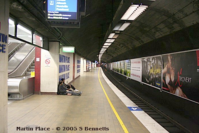 The view looking along platform 2 in the direction of Bondi Junction.