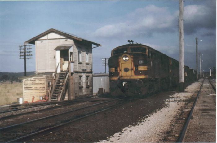 
Between Tallong and Marulan lies Medway Junction Signal Box which served the
Medway Quarry Siding.  4422 heads a train on the Down Main.
