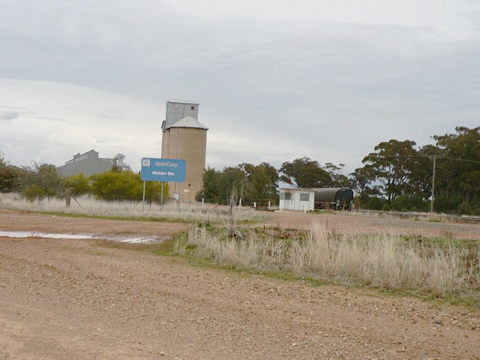 The road-side aproach to the silo.