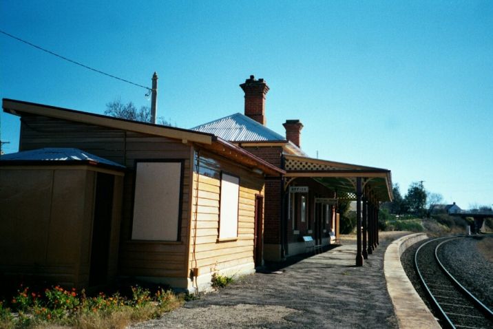 
The boarded up signal box is a relic of a time when Newbridge was a
more important location.  This is looking in the direction of Blayney.
