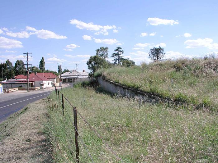 The curved loading bank, looking west towards Orange.
