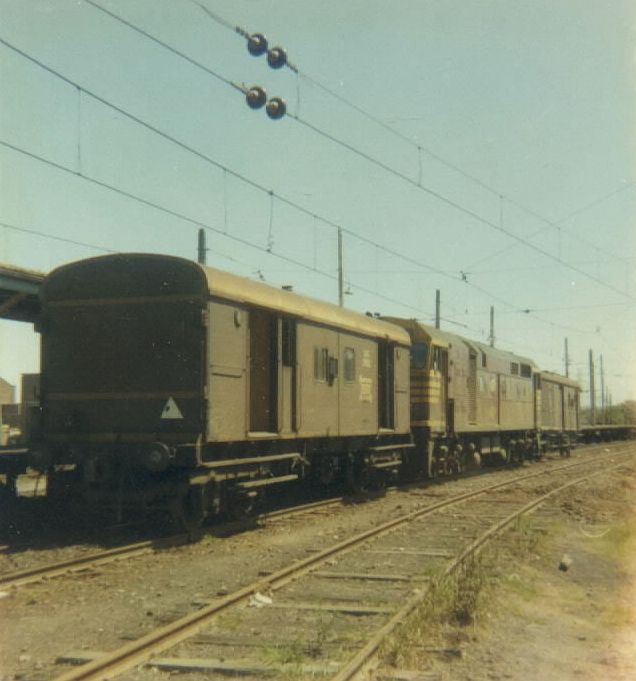 
44209 is sandwiched between two Guards Vans at Pippita station.
