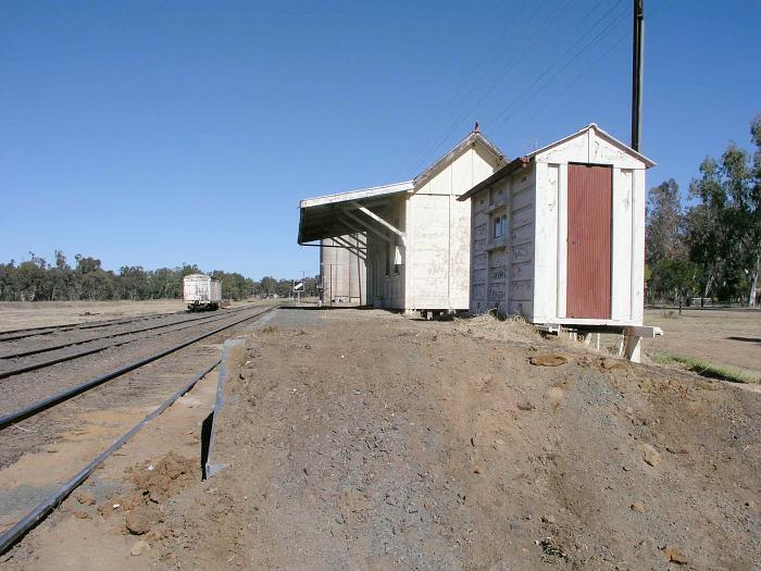 
The view looking west shows that the platform appears to have been shortened
in recent times.
