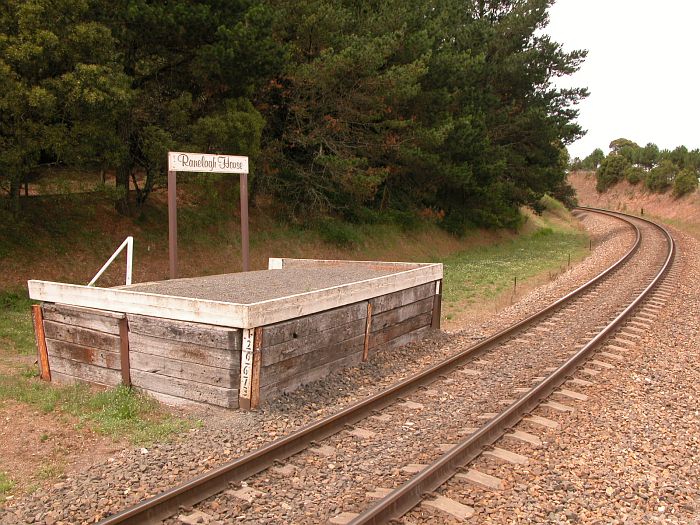 
The simple platform serving the nearby tourist attraction of the same
name.  This is the view looking towards Wollongong.
