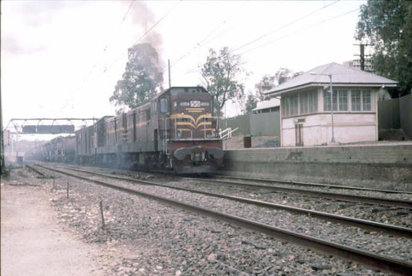 4904   4915 head up from the Sandown branch with a load of oil tankers past Rosehill (Racecourse) station. Rosehill Signal Box was "switched out" most of the time and usually only used on race days.