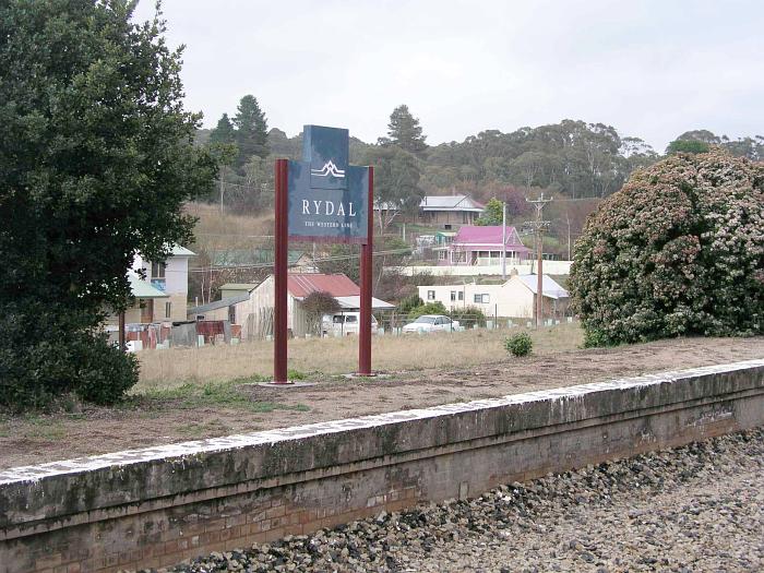 
The Countrylink sign on the up platform, which is no longer served by
trains.
