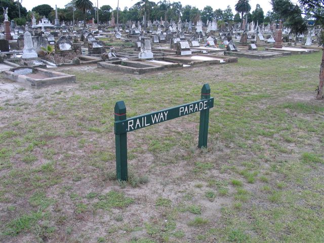 
A road sign indicates the one-time use of the branch line.
