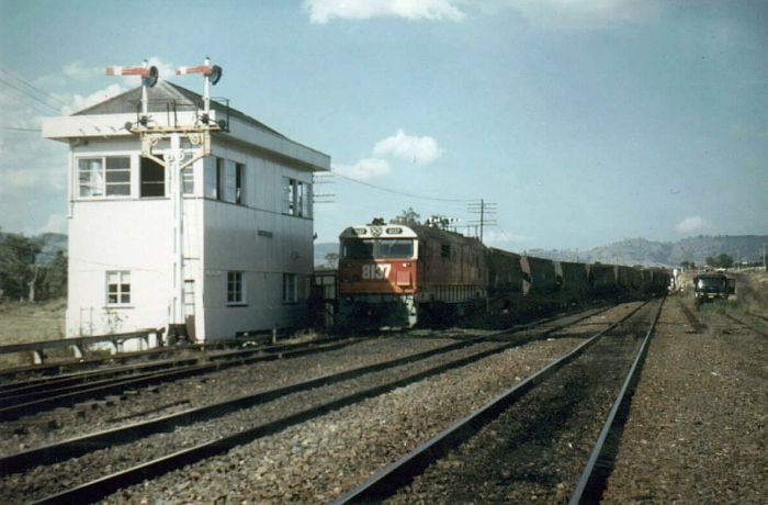 
St Heliers Signal Box on was situated between Grasstree and Muswellbrook. This
52 lever box served the junction to the Muswellbrook No.2 Colliery Branch.
The utilitarian design of the box was destroyed by a runaway train on August
28th, 1987.
