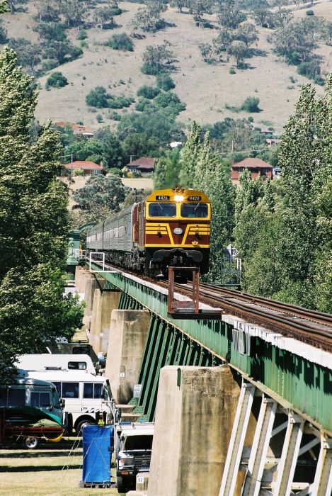 
The Country Music Express train crossing Tamworth Viaduct heading towards
West Tamworth.
