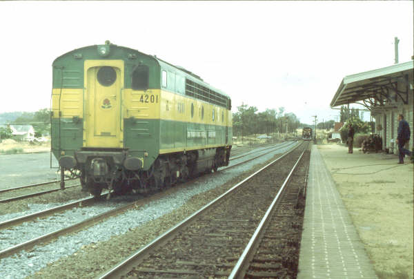 4201 resplendent in "125" colours sits alone in the loop in Uranquinty after detaching itself from a short freight from the south and awaits the arrival of 4822 from the north.