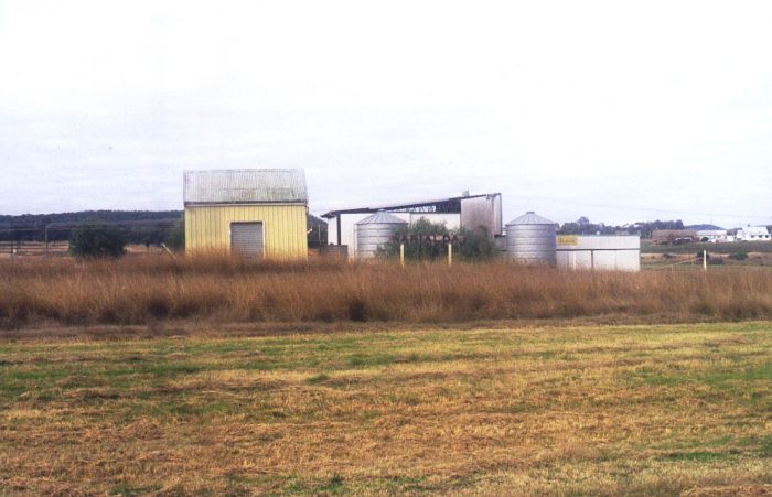 
The unusual sign-board, in front of the silos, indicates the location of
Warialda Station.
