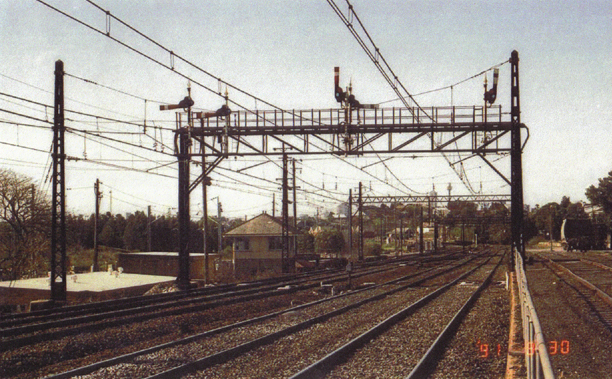 
The view looking towards the city and Wolli Creek junction, from the
Down Illawarra Local line.
