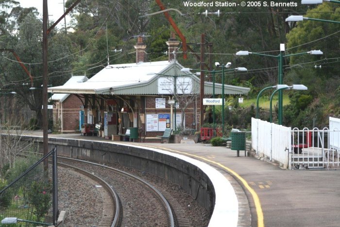 The view from the western end of platform looking along platform 1 towards Sydney.