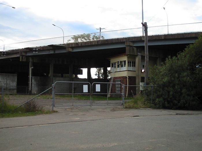 
Woodville Junction signal box, hidden under the Donald Street Bridge at
Hamilton.  The actual junction is about 300-400 metres to the right of the
signal box.
