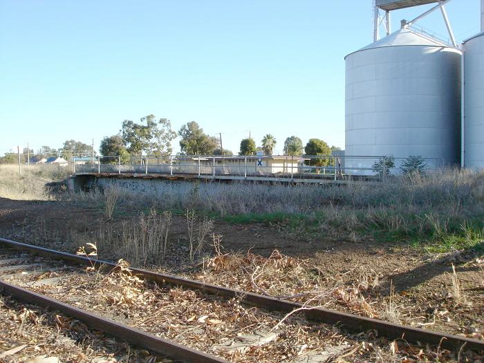 A side on view of the turntable.